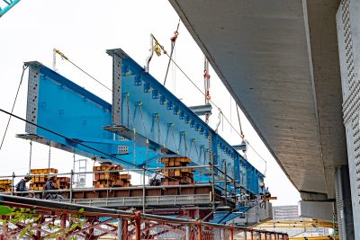 高架の鉄骨橋脚架設工事